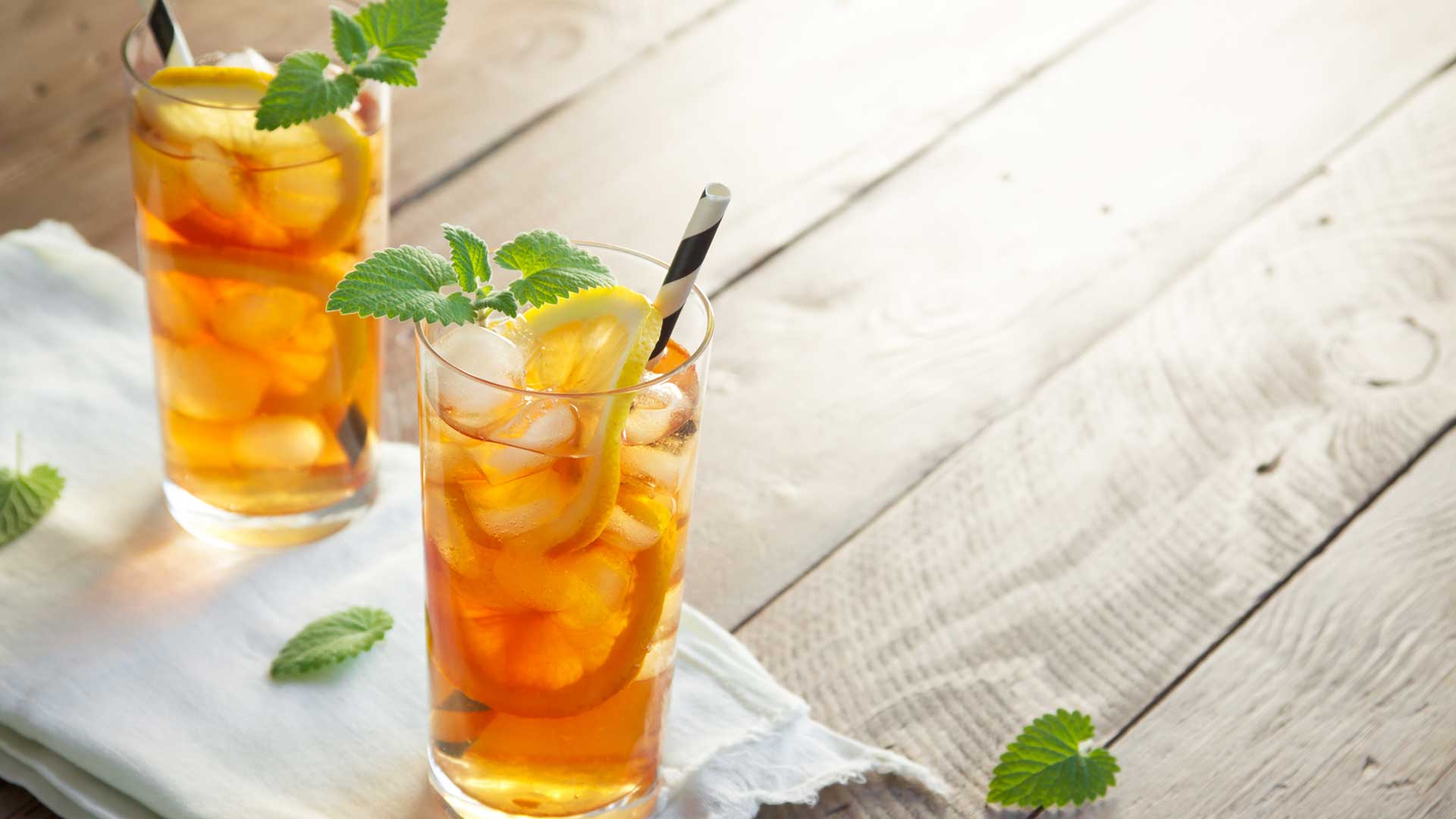 2 glass of lemon fennel iced tea topped with mint