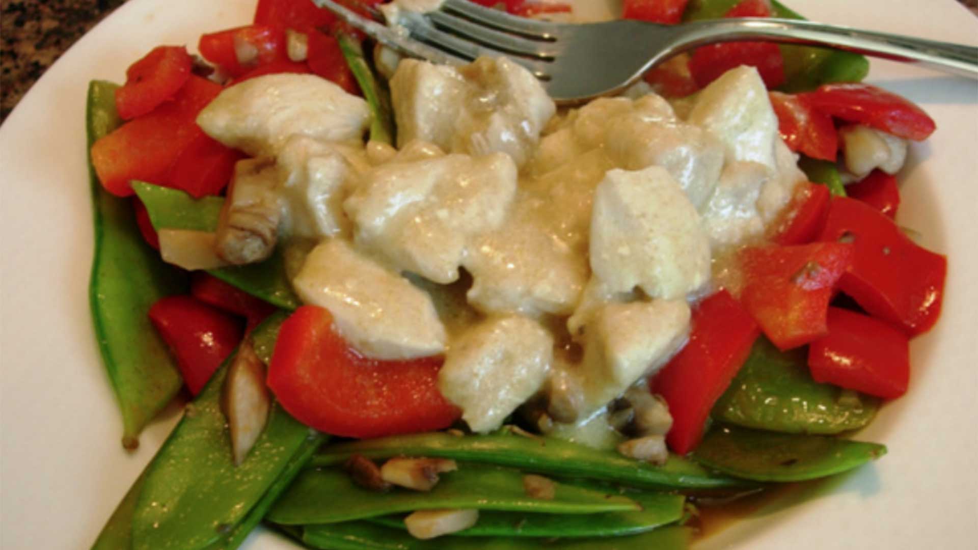 curried chicken with mangetout and red bell pepper